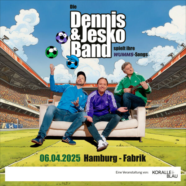 Drei Musiker (Dennis, Jesko und Markus) sitzen auf einem Sofa in einem Fußballstadion. Markus jongliert mit bunten Comic-Fußbällen, Jesko spielt Ukulele. Über ihnen ihr Bandlogo: Die Dennis & Jesko Band. Unten der Veranstaltungshinweis auf ihr Konzert: 6. 4. 2025 in der Fabrik in Hamburg